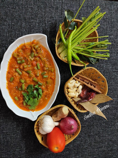 ફ્રેન્ચ બીન્સ ઈન રેડ ગ્રેવી(French Beans In Red Gravy Recipe In Gujarati) રેસીપી મુખ્ય ફોટો