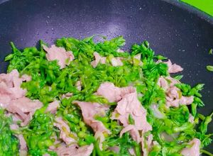 Hình của món Hoa thiên lý xào thịt bò tơ.