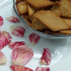 Shakarpara(wheat flour fritters) A picture of Shakarpara(wheat flour fritters).