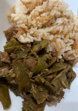 صورة لوصفة لوبيا باللحمة والأرز