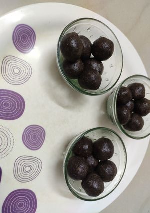 எள்ளுருண்டை (sesame seeds balls) செய்முறை முக்கிய புகைப்படம்