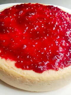 Una foto de Tarta de queso quark en microondas con compota de fresa