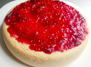 Una foto de Tarta de queso quark en microondas con compota de fresa