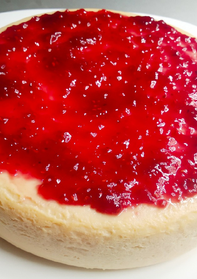 Una foto de Tarta de queso quark en microondas con compota de fresa