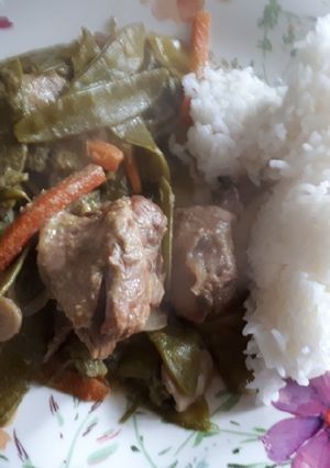 Une photo de Cuisse de canard au curry vert et légumes