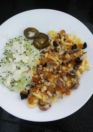 Szardellás tészta mazsolával, fenyőmaggal (gm) recept fotója