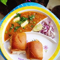 A picture of Aloo Paav Bhaji.