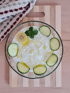 Una foto de Ensalada de pepino y yogur 🥗 🥒 🥛