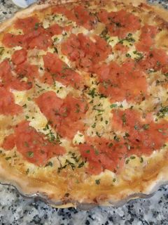 Una foto de Tarta o Quiche de atún con tomate y puerro