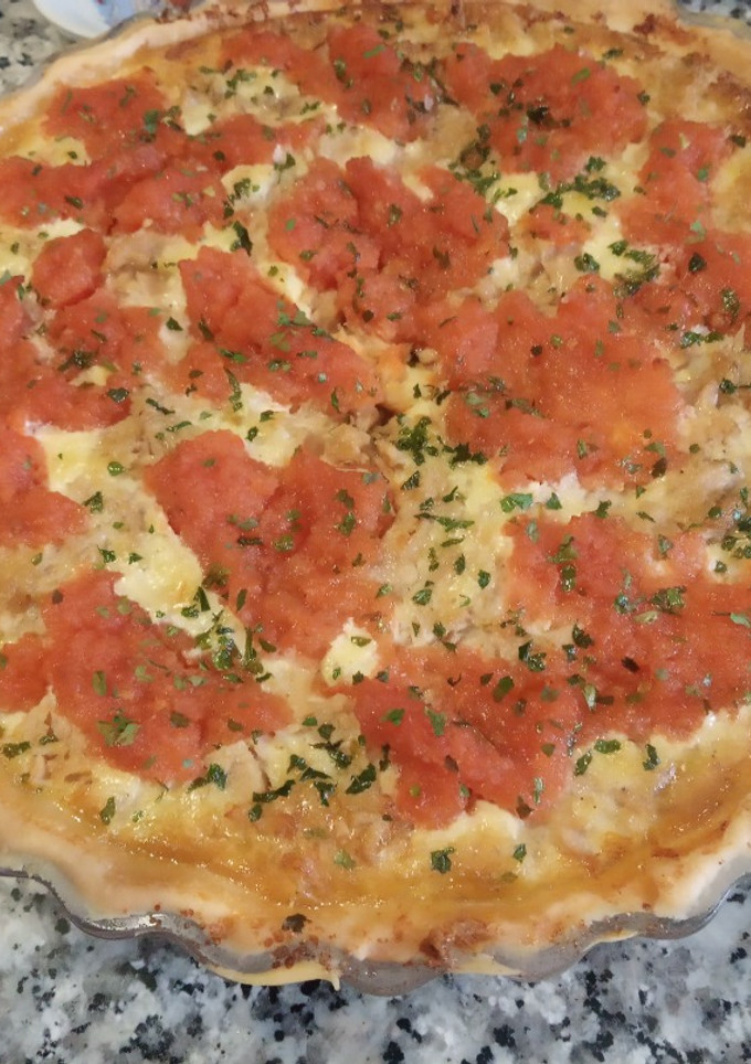 Una foto de Tarta o Quiche de atún con tomate y puerro