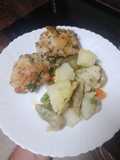 Muslos de pollo con papas cocidas y menestra al horno