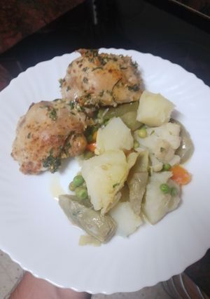Foto principal de Muslos de pollo con papas cocidas y menestra al horno