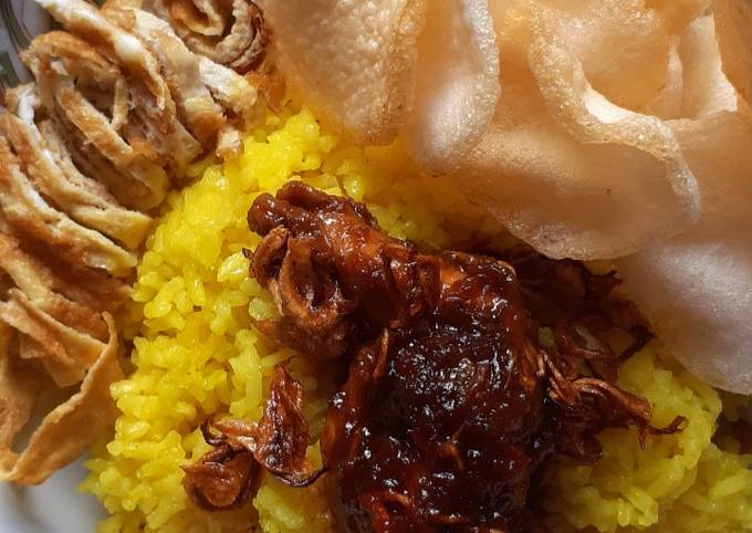 Resep Nasi Kuning Rice Cooker x Ayam Masak Habang oleh Mia Paramitha