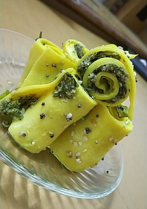 A picture of Stuffed khandavi.