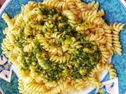 Una foto de pesto de albahaca