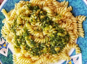 Una foto de Pesto de albahaca
