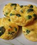 Cheddaros-brokkolis tojás muffinformában sütve