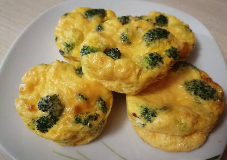 Cheddaros-brokkolis tojás muffinformában sütve