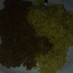 A picture of Minced meat and noodles.
