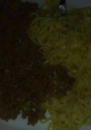 A picture of Minced meat and noodles.