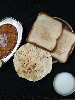 પાઉંભાજી(Pavbhaji in gujarati recipe) રેસીપી મુખ્ય ફોટો