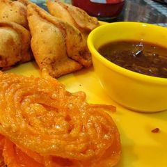 A picture of Samosa with Tamarind Chutney.