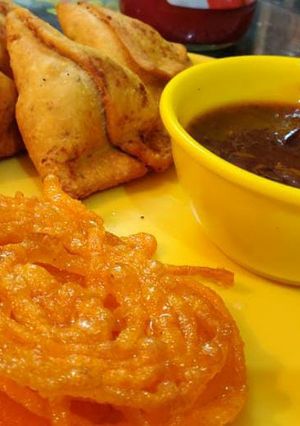 A picture of Samosa with Tamarind Chutney.
