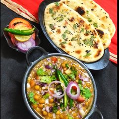 A picture of Delhi style Chole kulche.