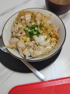 รูปของ โอยาโกะด้ง หรือข้าวหน้าไก่สไตล์ญี่ปุ่น