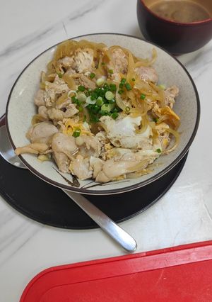 รูปของ โอยาโกะด้ง หรือข้าวหน้าไก่สไตล์ญี่ปุ่น