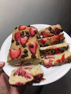 Una foto de Budín de frutillas y chocolate saludable/fit/light sin azúcar