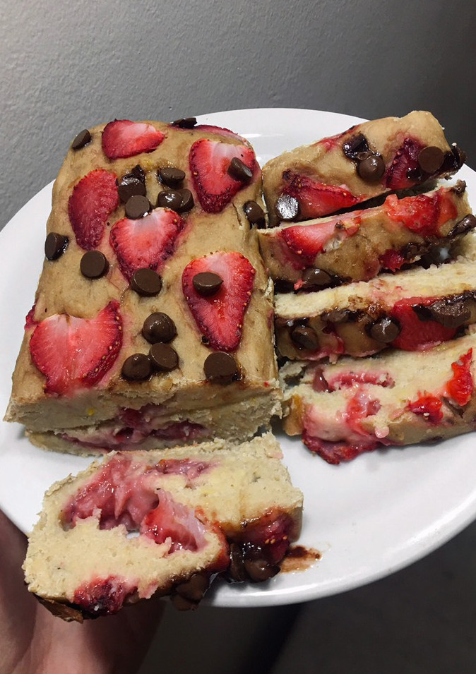 Una foto de Budín de frutillas y chocolate saludable/fit/light sin azúcar