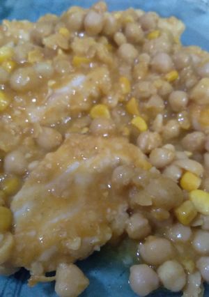 Una foto de Pollo con garbanzos delicioso 🐔