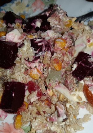 Una foto de Ensalada de arroz integral y verduras