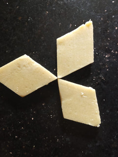 காஜூ கத்லி(kaju katli recipe in tamil) செய்முறை முக்கிய புகைப்படம்