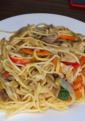 Una foto de Pasta al Wok Mixta (Carne y pollo)