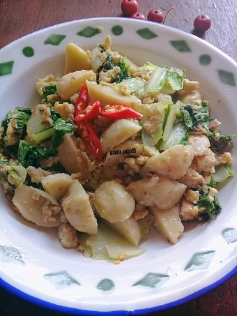 Cara Mudah Membikin Resep Orak arik telor pentol dg sawi yang  Bikin Ketagihan Anti Ribet, Lezat Sekali