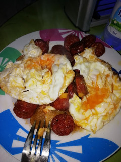 Una foto de Huevos 🥚 rotos con chorizo y patatas 🥔