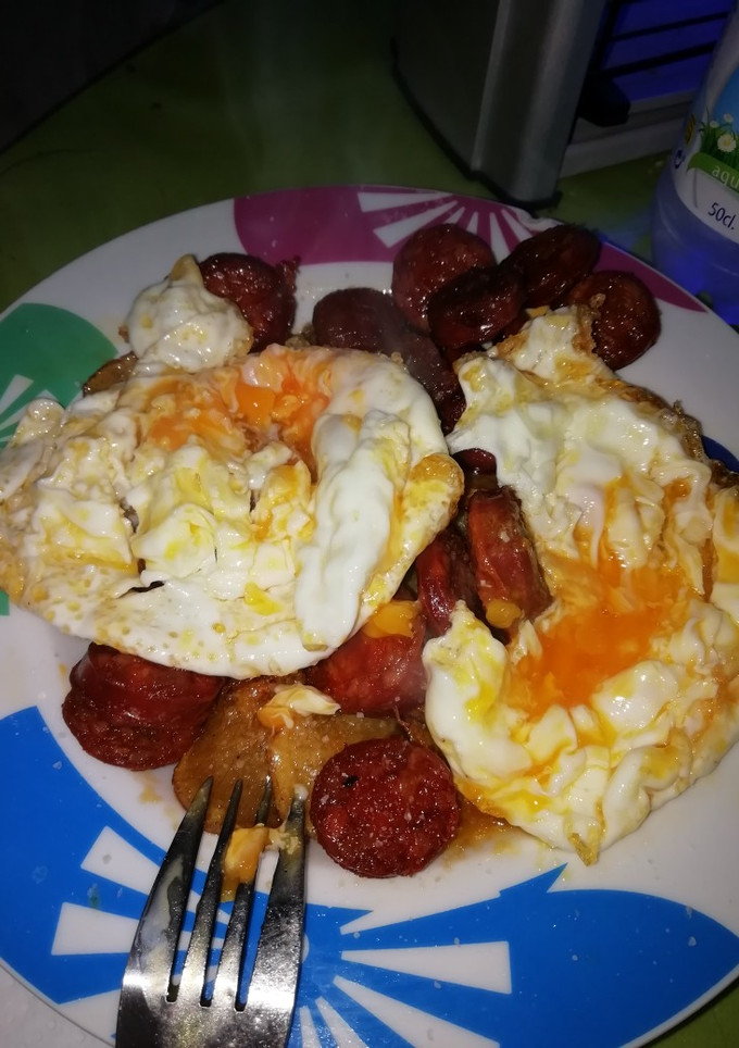 Una foto de Huevos 🥚 rotos con chorizo y patatas 🥔