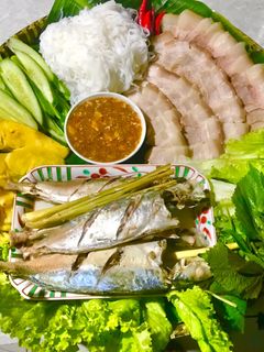 Hình của món Cá nục hấp sả, thịt luộc cuốn bánh tráng.