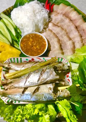 Hình của món Cá nục hấp sả, thịt luộc cuốn bánh tráng.