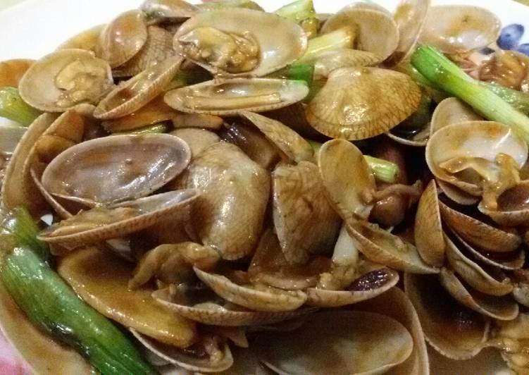 Easiest Way to Prepare Perfect Stir Fry Clams in Ginger Spring Onion