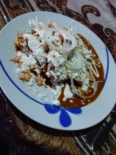 Una foto de Chilaquiles en salsa de frijol