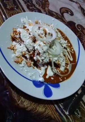 Una foto de Chilaquiles en salsa de frijol