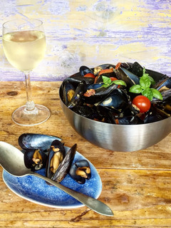 Una foto de Mejillones con crema mediterránea