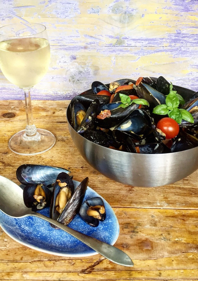 Una foto de Mejillones con crema mediterránea