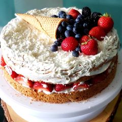 A picture of Berries & Cream Sponge Cake.