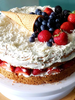 A picture of Berries & Cream Sponge Cake.