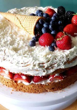 A picture of Berries & Cream Sponge Cake.