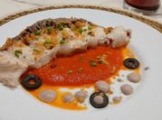 Una foto de pasta con pescado